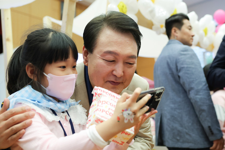 [서울=뉴시스] 윤석열 대통령이 5일 청와대 연무관에서 열린 어린이날 초청 행사에서 어린이들과 기념촬영하고 있다. (사진=대통령실 제공) 2023.05.05. photo@newsis.com *재판매 및 DB 금지