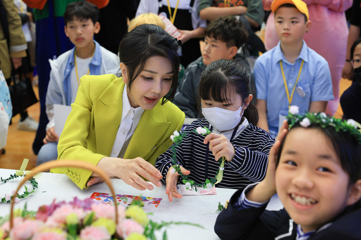 [서울=뉴시스] 윤석열 대통령 부인 김건희 여사가 5일 청와대 연무관에서 열린 어린이날 초청 행사에서 어린이들과 함께 플로리스트 체험을 하고 있다. (사진=대통령실 제공) 2023.05.05. photo@newsis.com *재판매 및 DB 금지
