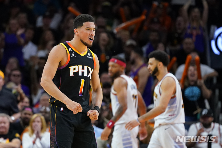 [피닉스=AP/뉴시스] 미국프로농구(NBA) 피닉스 선즈의 데빈 부커. 2023.05.06