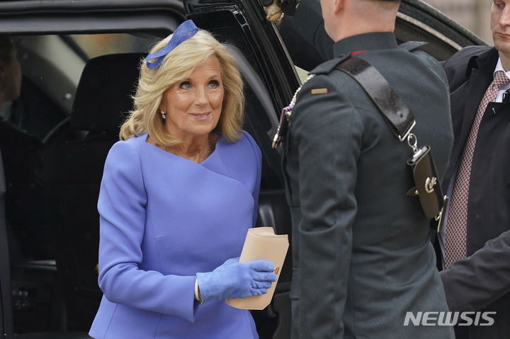 [런던=AP/뉴시스]6일(현지시간) 영국 런던 웨스트민스터 사원에서 열린 찰스 3세 대관식에 미국의 조 바이든 대통령 부인 질 바이든 여사가 참석했다. 웨스트민스터 사원에 도착하고 있는 모습이다. 2023.05.06. 