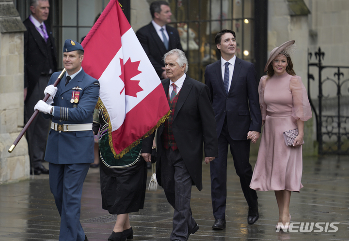 [런던=AP/뉴시스]쥐스탱 트뤼도 캐나다 총리와 그의 부인 소피 그레고어 트뤼도 여사가 6일(현지시간) 영국 런던 웨스트민스터 사원에서 열린 찰스 3세 대관식에 참석하기 위해 들어서고 있다. 2023.05.06.