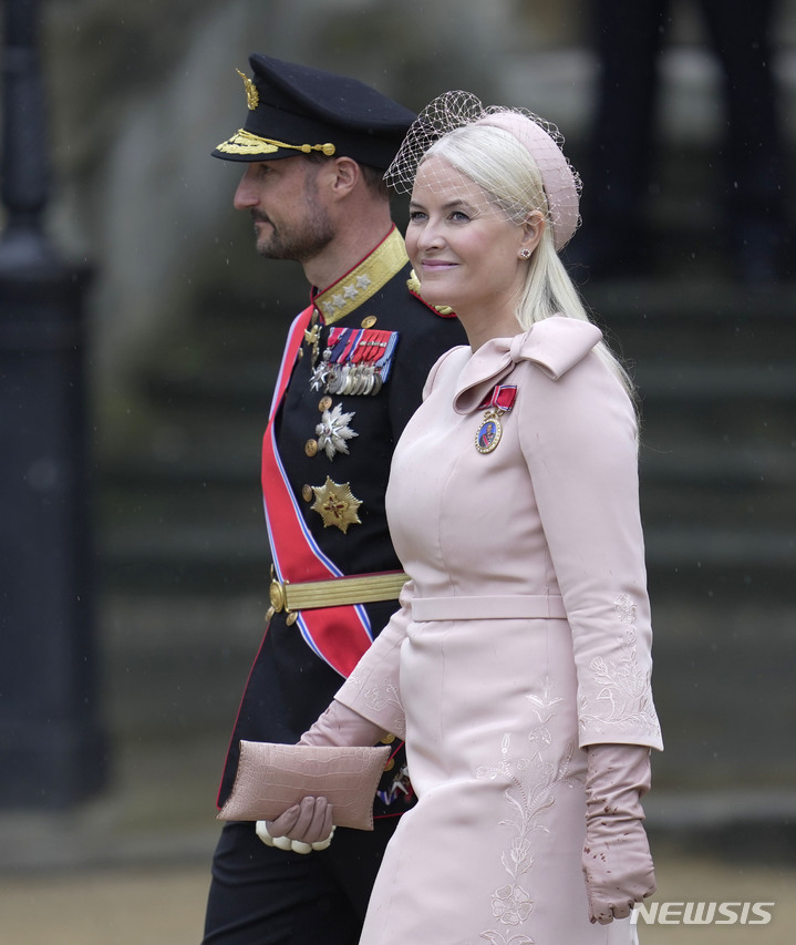 [런던=AP/뉴시스]노르웨이의 하콘 마그누스 왕세자와 메테 마리트 왕세자빈이 6일(현지시간) 영국 런던 웨스트민스터 사원에서 열린 찰스 3세 대관식에 참석하기 위해 도착했다. 2023.05.06.