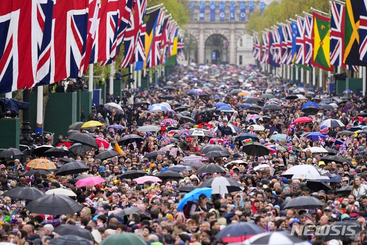 [런던=AP/뉴시스]6일(현지시간) 대관식을 마친 찰스 3세 영국 국왕이 발코니에서 인사할 것을 기대하며 군중들이 모여들었다. 2023.05.06. 