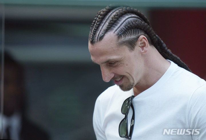 [밀란=AP/뉴시스] AC 밀란의 즐라탄 이브라히모비치가 7일(한국시간) 이탈리아 밀란의 산시로 스타디움에서 열린 라치오와 2022~2023 이탈리아 세리에A 경기에 앞서 경기장에 모습을 드러내고 있다. 2023.05.07.