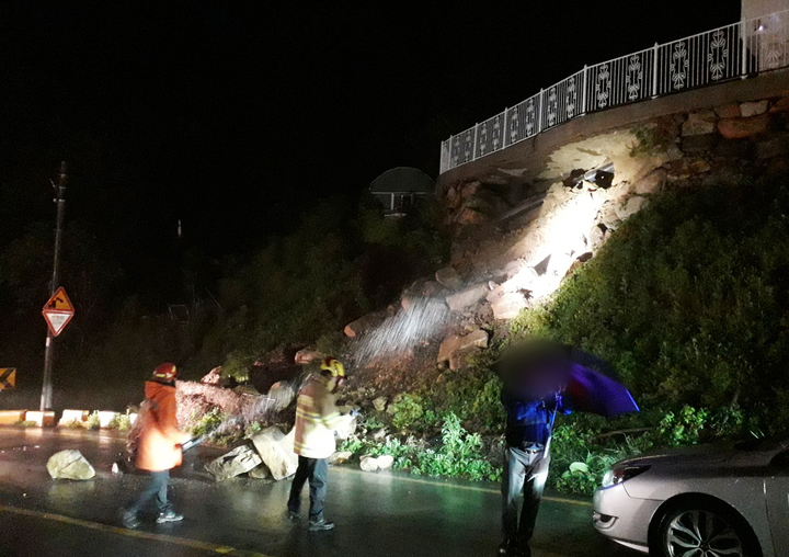 [부산=뉴시스] 하경민 기자 = 부산지역에 호우·강풍특보가 발효된 5일 오후 금정구의 한 옹벽이 무너져 낙석이 도로로 떨어졌다. (사진=부산소방재난본부 제공) 2023.05.06. photo@newsis.com  *재판매 및 DB 금지