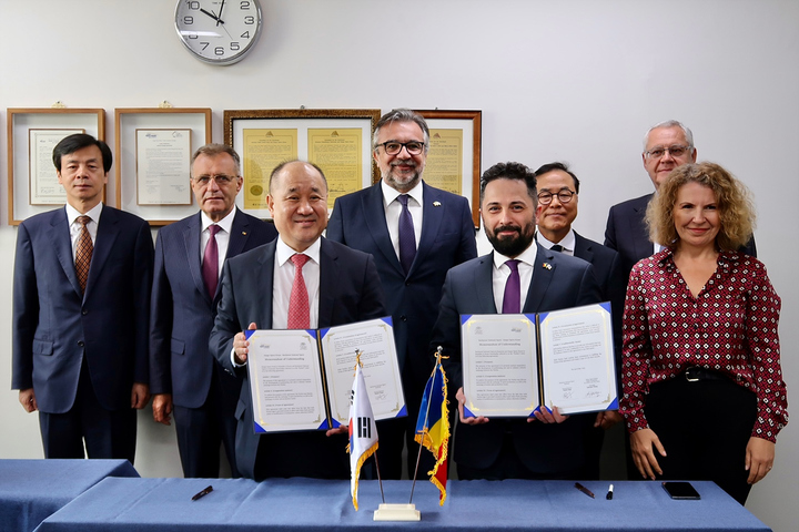 [대구=뉴시스]대구오페라하우스와 루마니아 부쿠레슈티국립오페라극장 관계자들이 한국-루마니아 문화적 협력 강화를 주제로 업무협약을 체결하고 기념촬영을 하고 있다(사진=대구오페라하우스 제공) 2023.05.06 photo@newsis.com *재판매 및 DB 금지