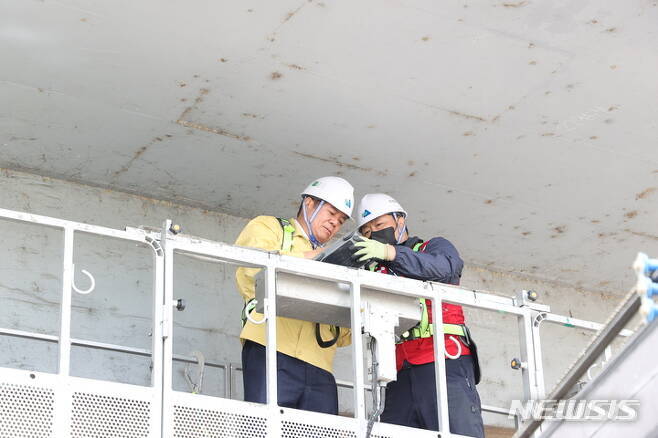 최대호 안양시장이 내비산교 안전점검 현장을 찾았다.