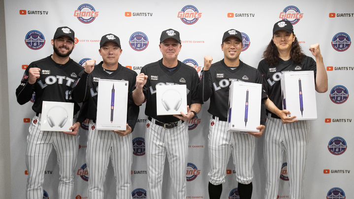 [서울=뉴시스] 신동빈 구단주에게 선물을 받은 롯데 자이언츠 선수단. (사진 = 롯데 자이언츠 제공) *재판매 및 DB 금지