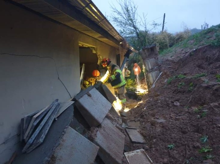 [영주=뉴시스] 6일 오전 4시47분께 영주시 단산면에서 30m 규모의 축대가 무너져 인근 주택을 덮쳤다. (사진=경북소방본부 제공) 2023.05.06. photo@newsis.com *재판매 및 DB 금지