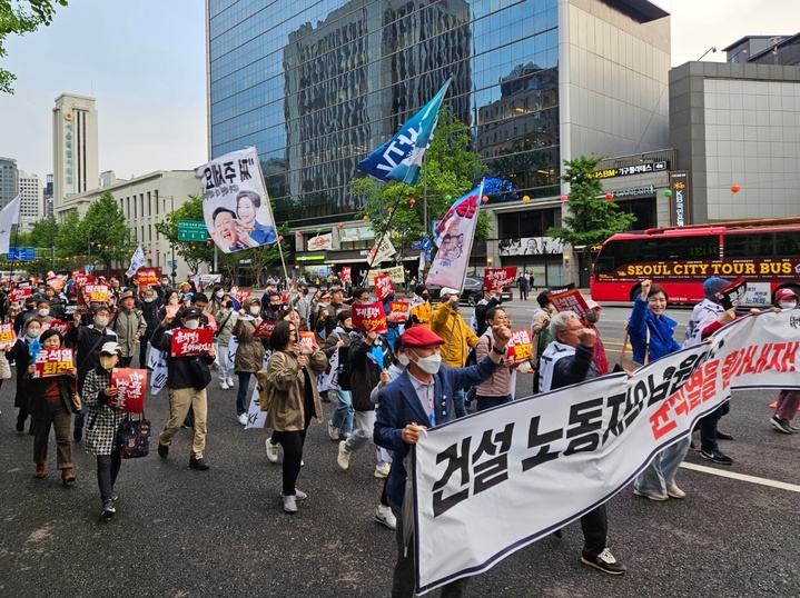[서울=뉴시스] 정진형 기자 = 기시다 후미오 일본 총리 방한 하루 전인 6일 서울 도심에서 시민단체들의 규탄 집회가 열렸다. 사진은 촛불승리전환행동(촛불행동) 행진. 2023.05.06. *재판매 및 DB 금지