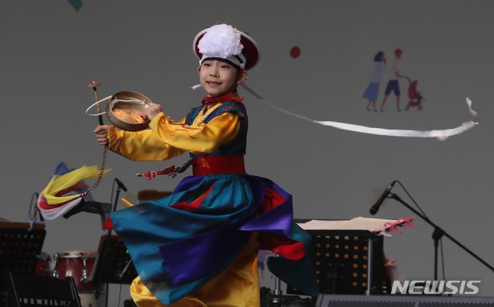 [서울=뉴시스]조성봉 기자= 6일 오후 서울 광진구 서울 어린이대공원 숲속의 무대에서 열린 어린이대공원 개원 50주년 기념행사 ‘꿈꾸러 50쇼’ 에서 리틀엔젤스예술단이 멋진 무대를 선보이고 있다. 2023.05.06. suncho21@newsis.com