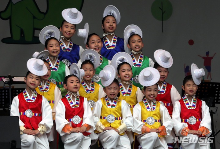 [서울=뉴시스]조성봉 기자= 6일 오후 서울 광진구 서울 어린이대공원 숲속의 무대에서 열린 어린이대공원 개원 50주년 기념행사 ‘꿈꾸러 50쇼’ 에서 리틀엔젤스예술단이 멋진 무대를 선보이고 있다. 2023.05.06. suncho21@newsis.com