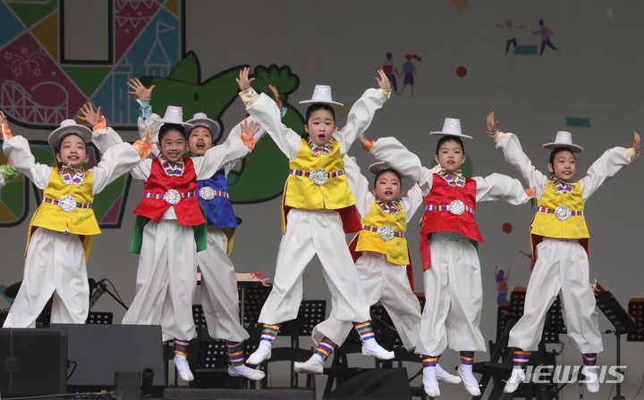 [서울=뉴시스]조성봉 기자= 6일 오후 서울 광진구 서울 어린이대공원 숲속의 무대에서 열린 어린이대공원 개원 50주년 기념행사 ‘꿈꾸러 50쇼’ 에서 리틀엔젤스예술단이 멋진 무대를 선보이고 있다. 2023.05.06. suncho21@newsis.com