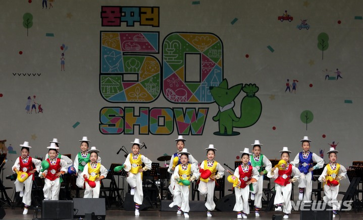 [서울=뉴시스]조성봉 기자= 6일 오후 서울 광진구 서울 어린이대공원 숲속의 무대에서 열린 어린이대공원 개원 50주년 기념행사 ‘꿈꾸러 50쇼’ 에서 리틀엔젤스예술단이 멋진 무대를 선보이고 있다. 2023.05.06. suncho21@newsis.com