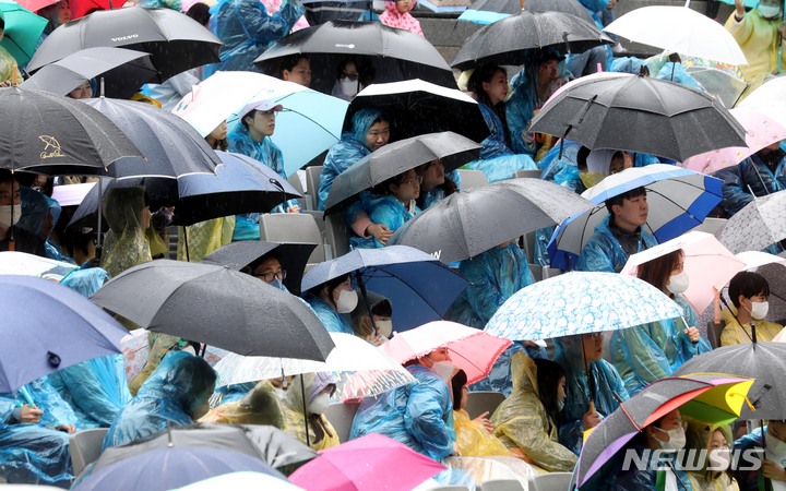 [서울=뉴시스]조성봉 기자= 6일 오후 서울 광진구 서울 어린이대공원 숲속의 무대에서 열린 어린이대공원 개원 50주년 기념행사 ‘꿈꾸러 50쇼’ 에서 시민들이 리틀엔젤스예술단이 멋진 무대를 감상하고 있다. 2023.05.06. suncho21@newsis.com