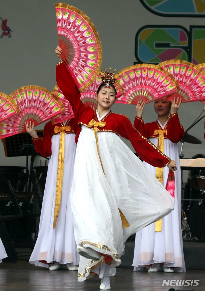 [서울=뉴시스]조성봉 기자= 6일 오후 서울 광진구 서울 어린이대공원 숲속의 무대에서 열린 어린이대공원 개원 50주년 기념행사 ‘꿈꾸러 50쇼’ 에서 리틀엔젤스예술단이 멋진 무대를 선보이고 있다. 2023.05.06. suncho21@newsis.com