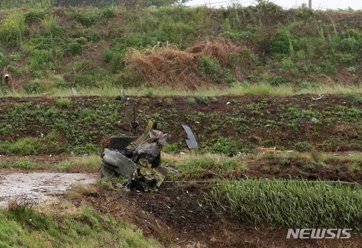 [평택=뉴시스] 조성우 기자 = 6일 오후 주한미군 F-16 전투기가 추락한 경기도 평택시 팽성읍 노와리 농지에서 잔해가 보이고 있다. 2023.05.06. xconfind@newsis.com