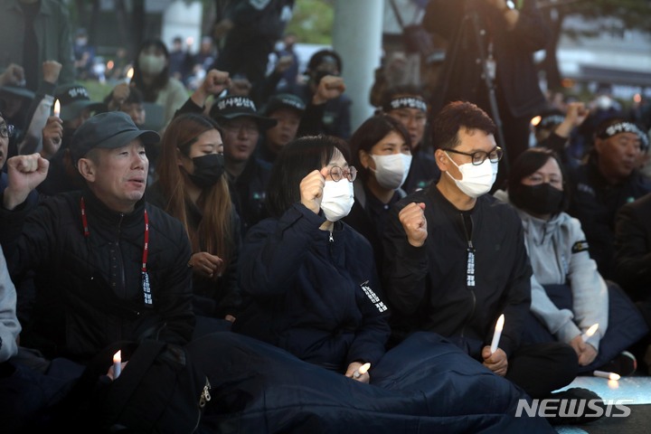 [서울=뉴시스]조성봉 기자= 6일 오후 서울 종로구 서울대병원 장례식장에서 열린 '건설노조 탄압중단! 강압수사 책임자 처벌! 윤석열 정권 퇴진! 양회동 열사 추모 촛물문화제'에서 유가족들이 구호 를외치고 있다. 2023.05.06. suncho21@newsis.com