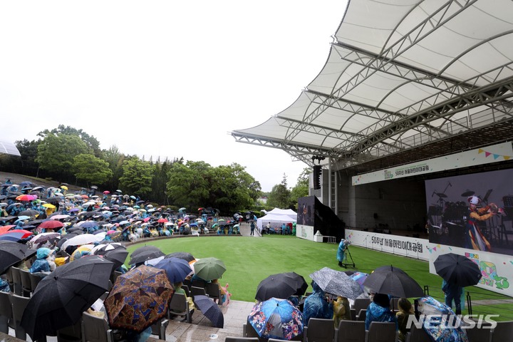[서울=뉴시스]조성봉 기자= 6일 오후 서울 광진구 서울 어린이대공원 숲속의 무대에서 열린 어린이대공원 개원 50주년 기념행사 ‘꿈꾸러 50쇼’ 에서 시민들이 리틀엔젤스예술단이 공연을 감상하고 있다. 2023.05.06. suncho21@newsis.com