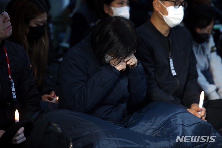 [서울=뉴시스]조성봉 기자= 6일 오후 서울 종로구 서울대병원 장례식장에서 열린 '건설노조 탄압중단! 강압수사 책임자 처벌! 윤석열 정권 퇴진! 양회동 열사 추모 촛물문화제'에서 고인의 부인이 눈물을 훔치고 있다. 2023.05.06. suncho21@newsis.com