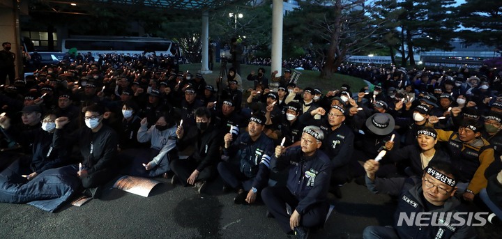 [서울=뉴시스]조성봉 기자= 6일 오후 서울 종로구 서울대병원 장례식장에서 열린 '건설노조 탄압중단! 강압수사 책임자 처벌! 윤석열 정권 퇴진! 양회동 열사 추모 촛물문화제'에서 참가자들이 구호를 외치고 있다. 2023.05.06. suncho21@newsis.com