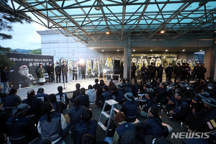 [서울=뉴시스]조성봉 기자= 6일 오후 서울 종로구 서울대병원 장례식장에서 '건설노조 탄압중단! 강압수사 책임자 처벌! 윤석열 정권 퇴진! 양회동 열사 추모 촛물문화제'가 열리고 있다. 2023.05.06. suncho21@newsis.com