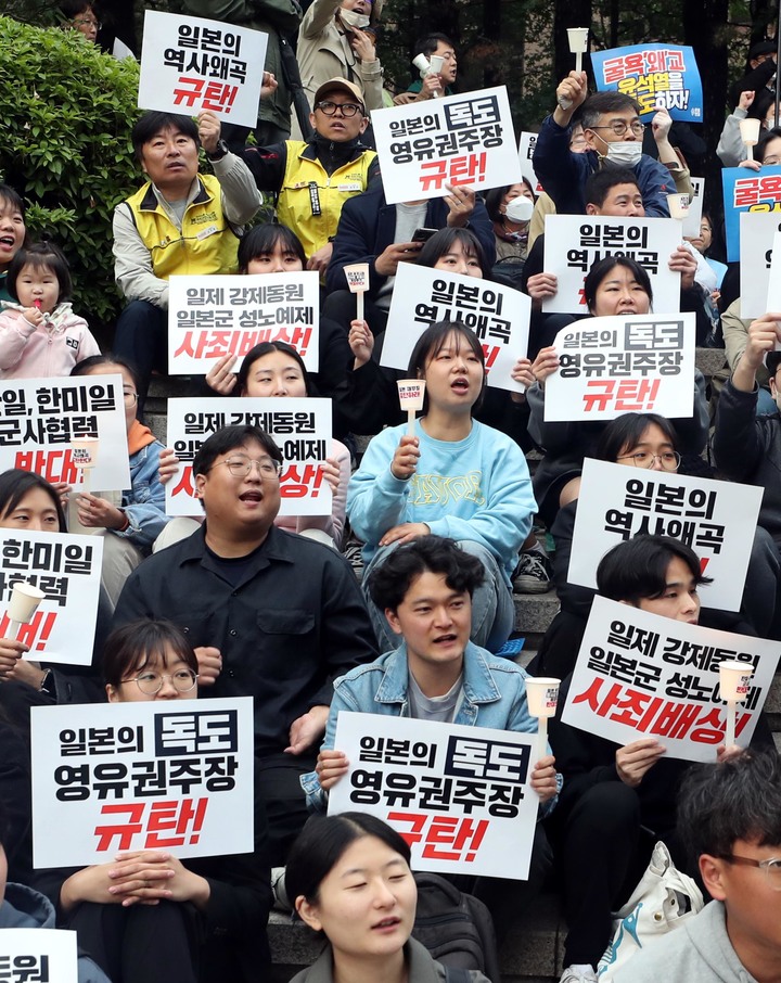 [서울=뉴시스]조성봉 기자= 6일 오후 서울 종로구 파이낸스빌딩 앞 계단에서 열린 ‘역사왜곡, 일본재무장 기시다 방한 규탄 촛불 집회’에서 역사정의와 평화로운 한일관계를 위한 공동행동 회원들이 구호를 외치고 있다.  2023.05.06. suncho21@newsis.com