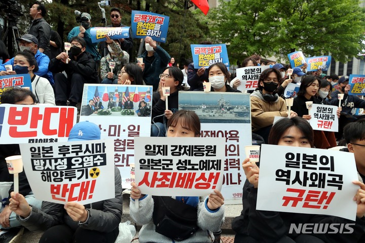 [서울=뉴시스]조성봉 기자= 6일 오후 서울 종로구 파이낸스빌딩 앞 계단에서 열린 ‘역사왜곡, 일본재무장 기시다 방한 규탄 촛불 집회’에서 역사정의와 평화로운 한일관계를 위한 공동행동 회원들이 구호를 외치고 있다.  2023.05.06. suncho21@newsis.com