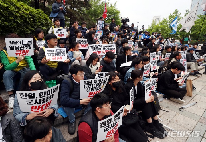 [서울=뉴시스]조성봉 기자= 6일 오후 서울 종로구 파이낸스빌딩 앞 계단에서 열린 ‘역사왜곡, 일본재무장 기시다 방한 규탄 촛불 집회’에서 역사정의와 평화로운 한일관계를 위한 공동행동 회원들이 구호를 외치고 있다.  2023.05.06. suncho21@newsis.com