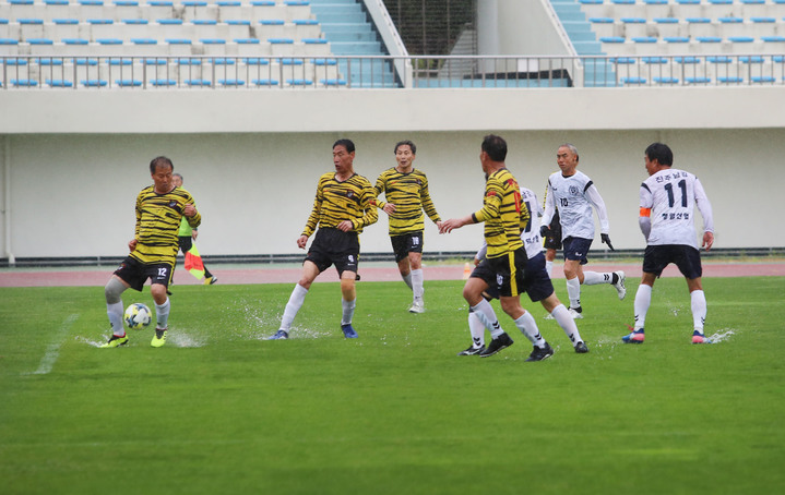 '노익장 과시'…밀양시장배 경남실버 축구대회 '성황'