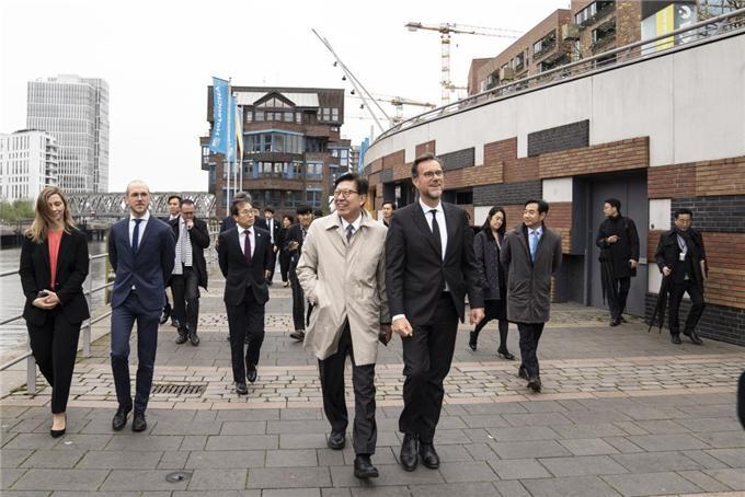 [부산=뉴시스] 박형준 부산시장과 독일 함부르크의 관계자들이 6일(현지시각) 하펜시티 도시재생 시설 현장을 시찰하고 있다.(사진=부산시 제공) *재판매 및 DB 금지
