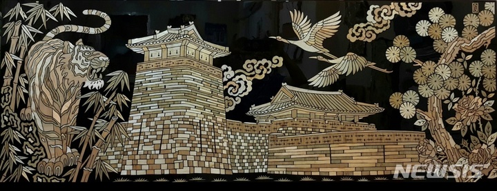  맥간공예연구원이 프랑스 뚜르시에 기증한 맥간공예작품 '화서문과 서북공심돈