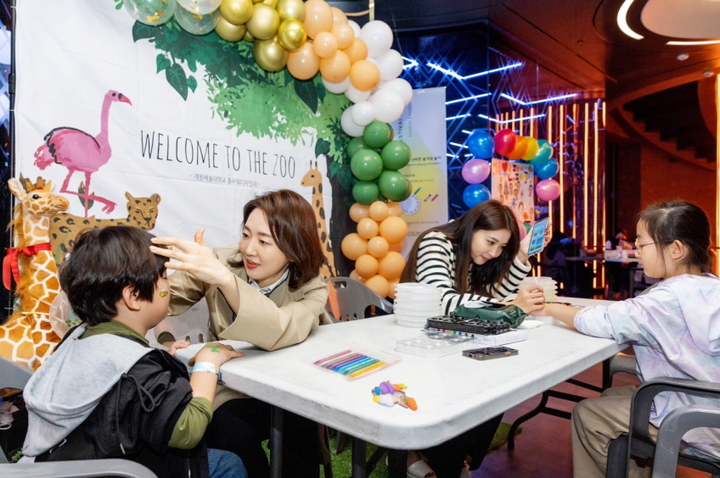  '제13회 아이소리축제'에서 어린이에게 페이스 페인팅을 해주는 파라다이스복지재단 최윤정 이사장(왼쪽에서 두 번째) *재판매 및 DB 금지