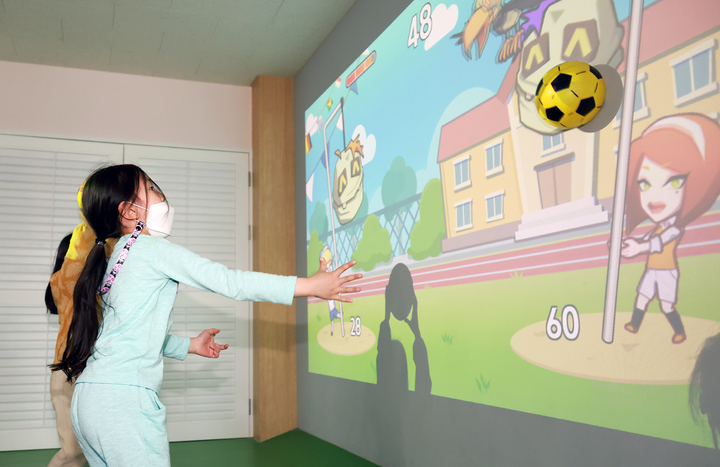 [대전=뉴시스] 지난 2일 대전 서구 원앙초등학교 5층 '행복누리터'에서 한 학생이 오후돌봄 프로그램 '놀이체육'에 참여해 활동하는 모습. (사진=교육부 제공). 2023.05.08. photo@newsis.com *재판매 및 DB 금지