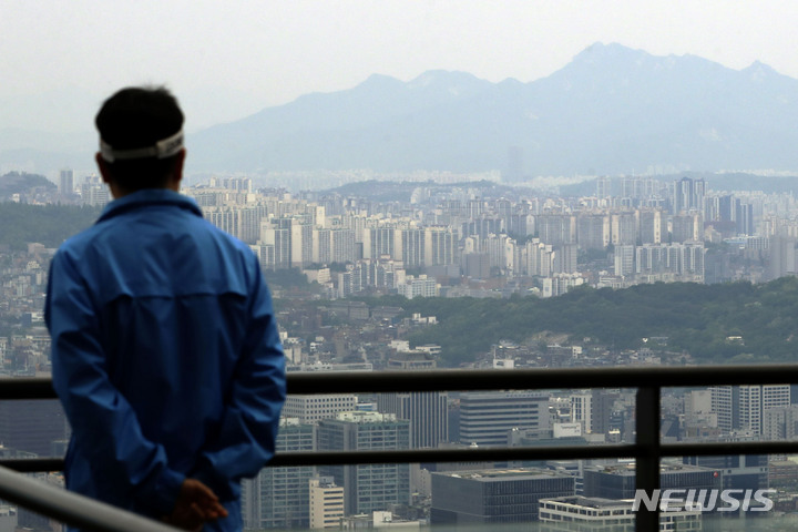 [서울=뉴시스] 최동준 기자 = 서울 아파트값 하락 폭이 4주 연속 둔화했다. 한국부동산원에 따르면 이번 주 서울 아파트값은 0.05% 하락해 지난주(-0.07%)보다 낙폭을 0.02% 포인트 줄였다. 사진은 7일 남산에서 바라본 서울 시내 아파트 단지 모습. 2023.05.07. photocdj@newsis.com