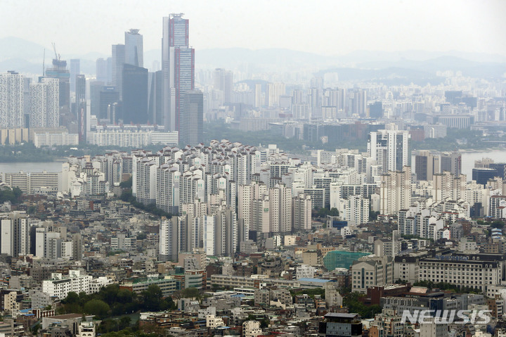 [서울=뉴시스] 최동준 기자 = 남산에서 바라본 서울 시내 아파트 단지 모습. 2023.05.07. photocdj@newsis.com