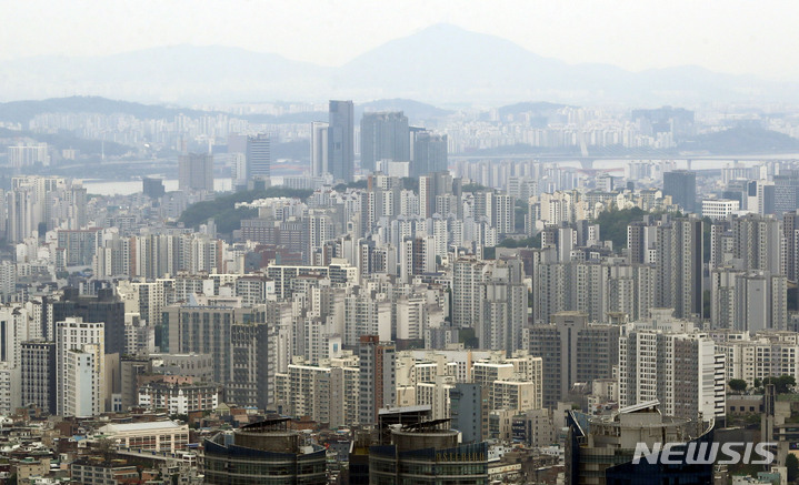 [서울=뉴시스] 최동준 기자 = 남산에서 바라본 서울 시내 아파트 단지 모습. 2023.05.07. photocdj@newsis.com