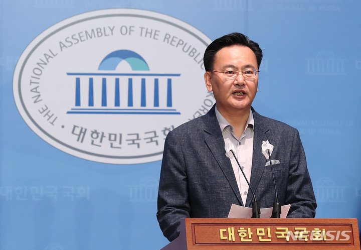 [서울=뉴시스] 이영환 기자 = 유상범 국민의힘 수석대변인이 7일 오전 서울 여의도 국회 소통관에서 김남국 더불어민주당 의원 관련 논평을 하고 있다. 2023.05.07. 20hwan@newsis.com