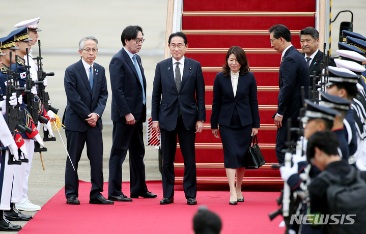 [성남=뉴시스] 김진아 기자 = 한일 정상회담을 위해 기시다 후미오 일본 총리와 부인 기시다 유코 여사가 7일 경기도 성남 서울공항을 통해 입국하고 있다. 2023.05.07. bluesoda@newsis.com