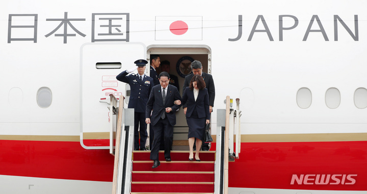 [성남=뉴시스] 김진아 기자 = 한일 정상회담을 위해 기시다 후미오 일본 총리와 부인 기시다 유코 여사가 7일 경기도 성남 서울공항을 통해 입국하고 있다. 2023.05.07. bluesoda@newsis.com