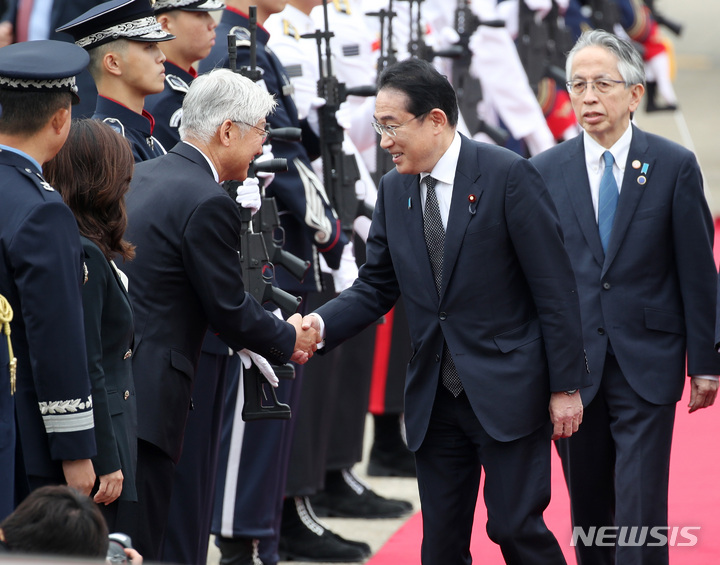 [성남=뉴시스] 김진아 기자 = 한일 정상회담을 위해 기시다 후미오 일본 총리가 7일 경기도 성남 서울공항을 통해 입국, 환영객들과 인사하고 있다. 2023.05.07. bluesoda@newsis.com
