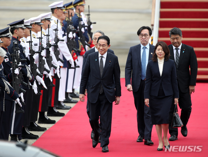 [성남=뉴시스] 김진아 기자 = 한일 정상회담을 위해 기시다 후미오 일본 총리와 부인 기시다 유코 여사가 7일 경기도 성남 서울공항을 통해 입국하고 있다. 2023.05.07. bluesoda@newsis.com