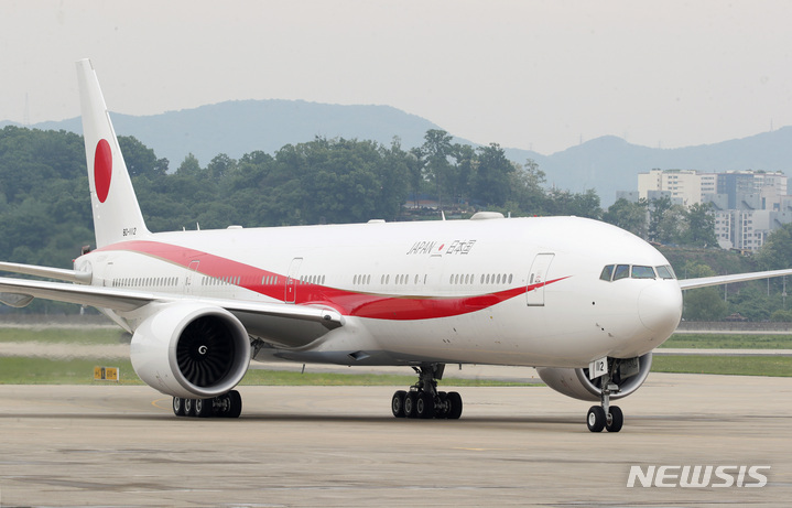 [성남=뉴시스] 김진아 기자 = 한일 정상회담을 위해 기시다 후미오 일본 총리와 부인 기시다 유코 여사가 7일 경기도 성남 서울공항을 통해 입국, 전용기가 공항을 들어오고 있다. 2023.05.07. bluesoda@newsis.com