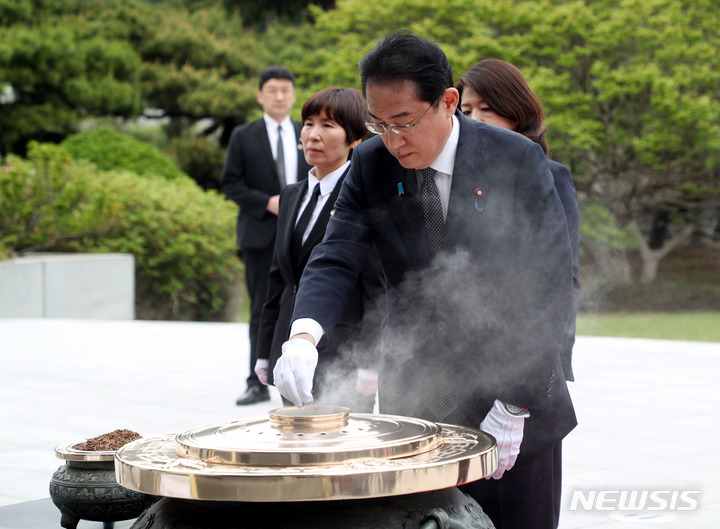 7일 오후 서울 동작구 국립서울현충원에서 방한 일정을 시작한 기시다 후미오 일본 총리가 분향을 하고 있다. 1박 2일 일정으로 한국을 찾은 기시다 총리는 지난 3월 일본에서 열린 한일 정상회담 이후 50여 일 만에 서울에서 윤석열 대통령을 다시 만나 회담을 갖는다. 2023. 5. 7 사진공동취재단