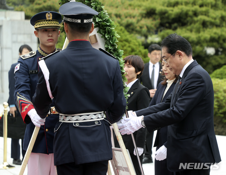 [서울=뉴시스] 사진공동취재단 = 방한 일정을 시작한 기시다 후미오 일본 총리와 기시다 유코 여사가 7일 오후 서울 동작구 국립서울현충원 현충탑을 찾아 참배하며 헌화하고 있다. 2023.05.07. photo@nwsis.com