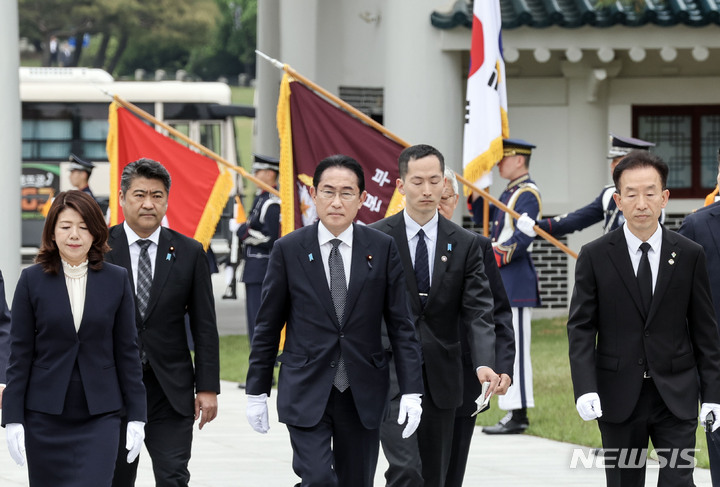 [서울=뉴시스] 사진공동취재단 = 방한 일정을 시작한 기시다 후미오 일본 총리가 7일 오후 서울 동작구 국립서울현충원 현충탑을 찾아 참배하고 있다. 2023.05.07. photo@nwsis.com