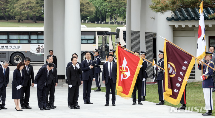 [서울=뉴시스] 사진공동취재단 = 방한 일정을 시작한 기시다 후미오 일본 총리와 기시다 유코 여사가 7일 오후 서울 동작구 국립서울현충원 현충탑을 찾아 참배하며 국기를 향해 목례를 하고 있다. 2023.05.07. photo@nwsis.com