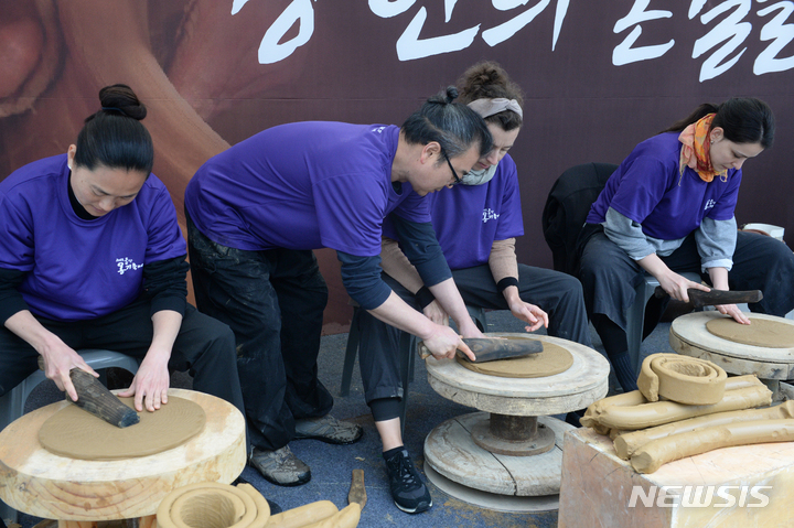 [울산=뉴시스] 배병수 기자 = 2023 울산 옹기축제가 열리고 있는 7일 오전 울주군 외고산 옹기마을 문화박물관앞에서 이마을 옹기장인과 외국인들이 옹기 만드는 체험을 하고 있다. 2023.05.07. bbs@newsis.com