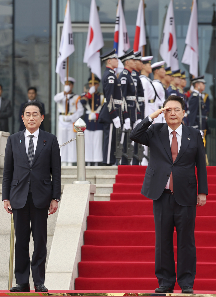 [서울=뉴시스] 전신 기자 = 윤석열 대통령이 7일 서울 용산 대통령실 청사에서 열린 기시다 후미오 일본 총리 공식환영식에서 의장대를 사열하며 거수 경례를 하고 있다. 2023.05.07. photo1006@newsis.com