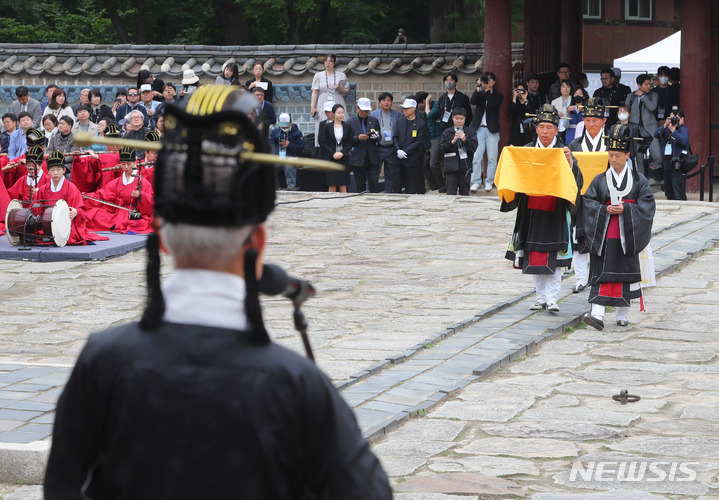 [서울=뉴시스] 배훈식 기자 = 종묘대제봉행위원회(종묘제례보존회, 종묘제례악보존회)가 7일 오후 서울 종로구 종묘 영녕전에서 2023 종묘대제를 봉행하고 있다. 지난 2001년 유네스코 인류무형문화유산으로 지정된 종묘대제는 조선왕조 역대 왕과 왕비의 신주(神主)를 모시고 올리는 제례의식이다. 2023.05.07. dahora83@newsis.com